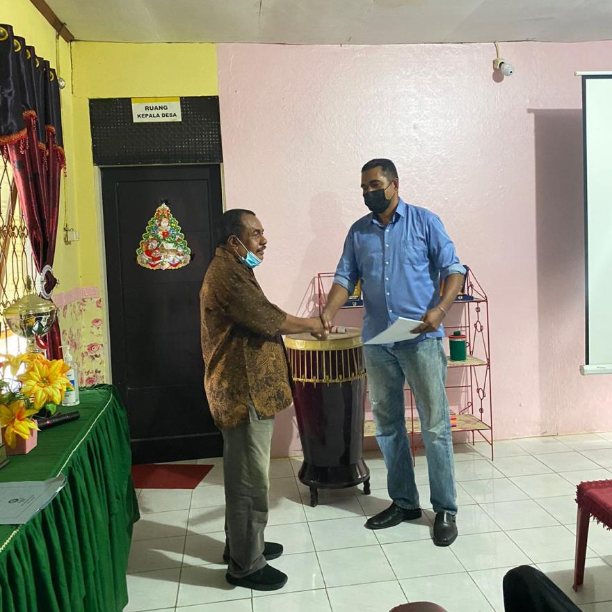 Penyerahan Daftar Pemilih Sementara (DPS) oleh Ketua BPD Desa Negeri Lama kepada Ketua Panitia